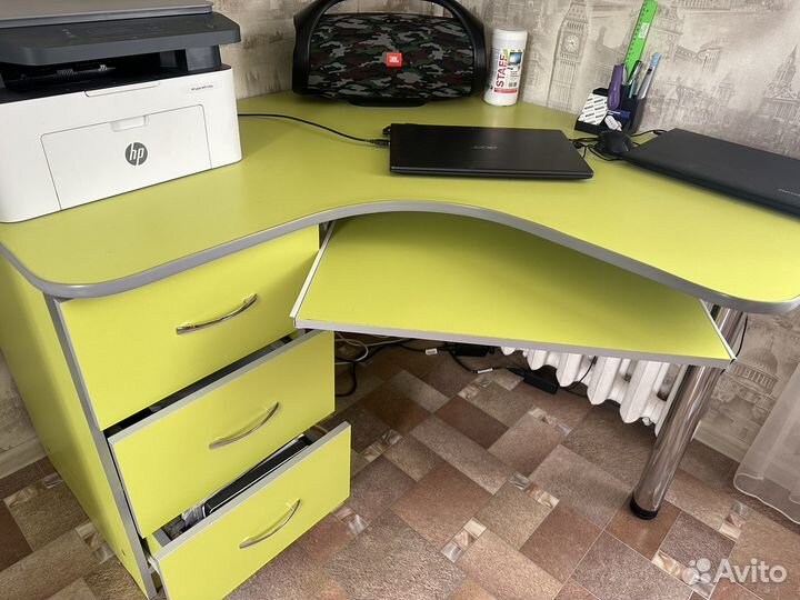 Компьютерный стол и полка