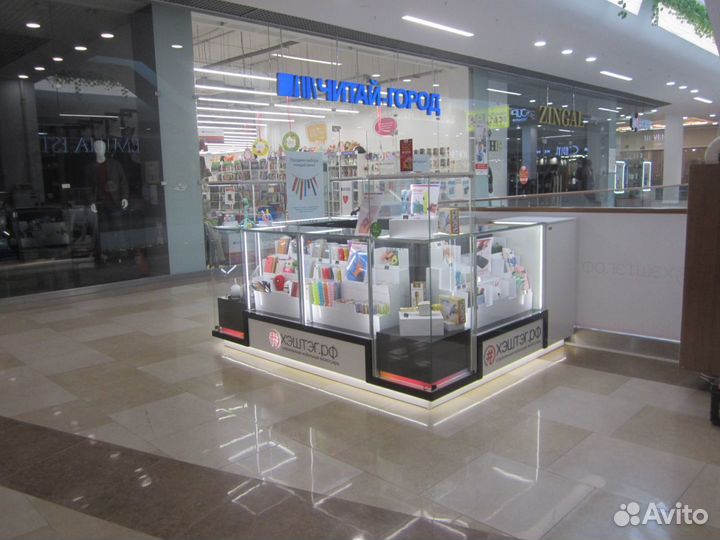 Торговый остров для продажи гаджетов и аксессуаров