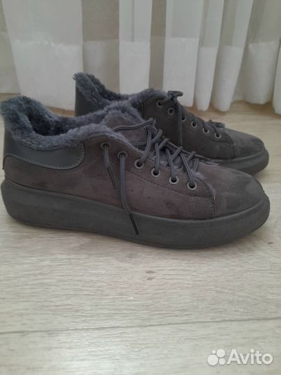 Кроссовки новые,зимние 39- 40