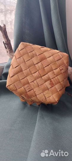 Плетеное из бересты корзинка-блюдо