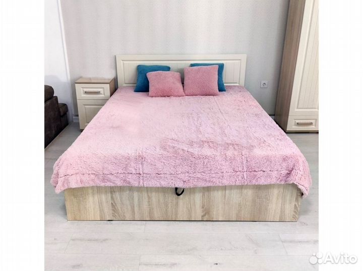 Кровать двуспальная с подъемным механизмом