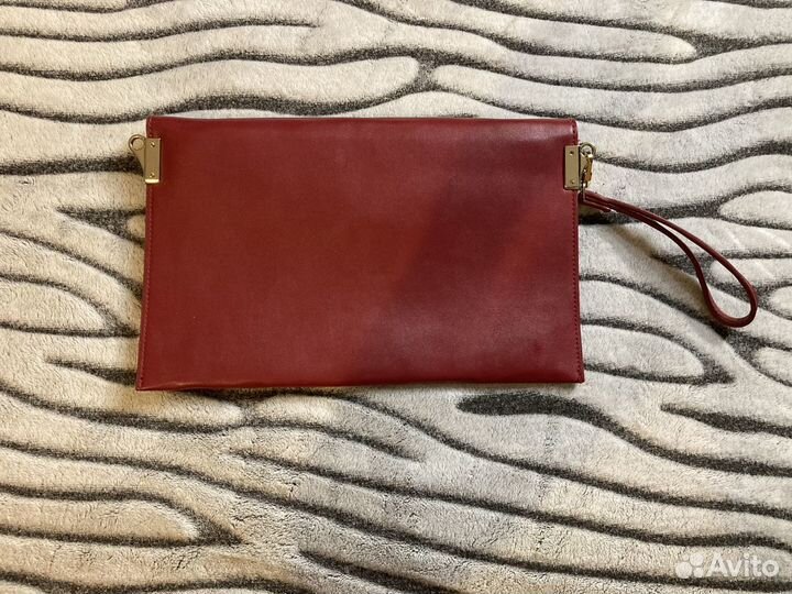Клатч очень стильный