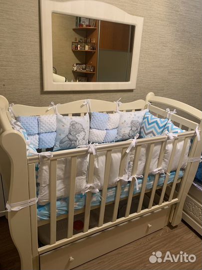 Детская кроватка с маятником и ящиком