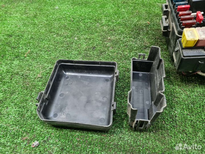 Блок предохранителей подкапотный Toyota Lexus