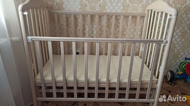 Детская кроватка с маятником