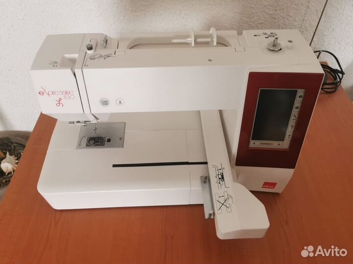 Вышивальная машина Elna eXpressive 830L
