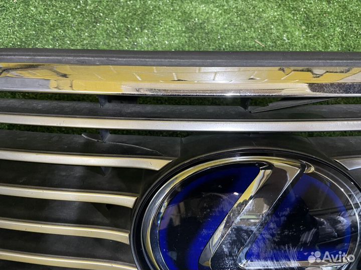 Решетка радиатора Lexus LS600h дефект