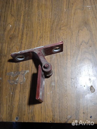 Петля двери