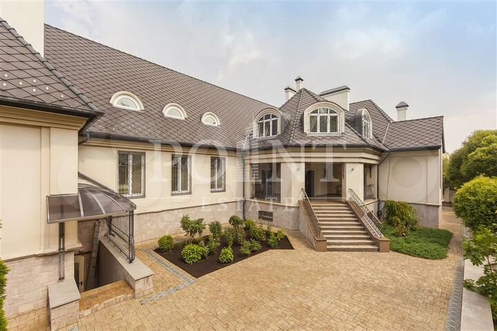 Дом 1118 м² на участке 15 сот.