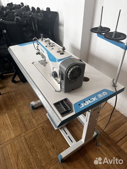 Прямострочная швейная машина Jack F4