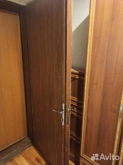 Дверь входная деревянная из цельного массива