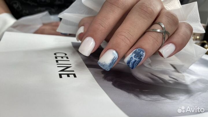 Мастер маникюра в студии