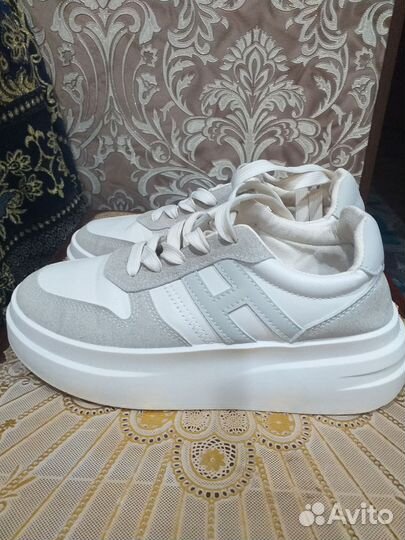 Кроссовки женские