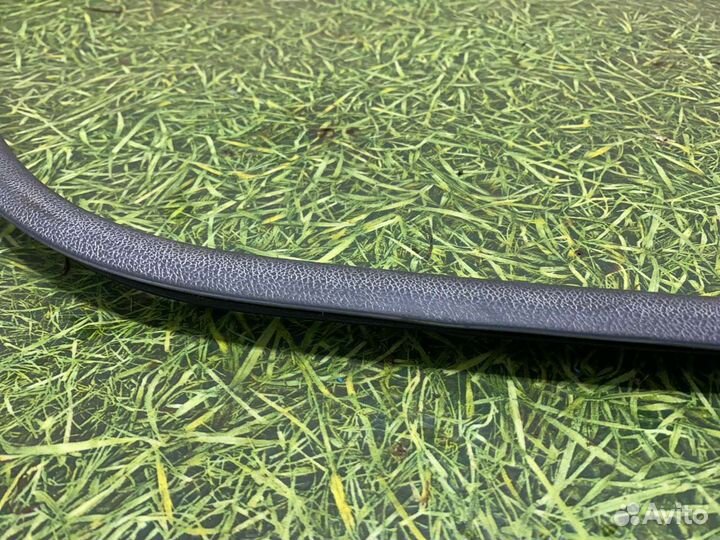 Уплотнительная резинка боковой двери задняя правая