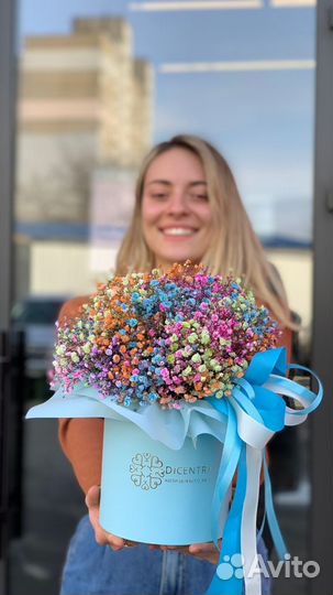 Радужная гипсофила в шляпной коробке