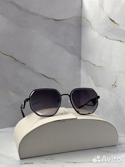 Солнцезащитные очки Prada