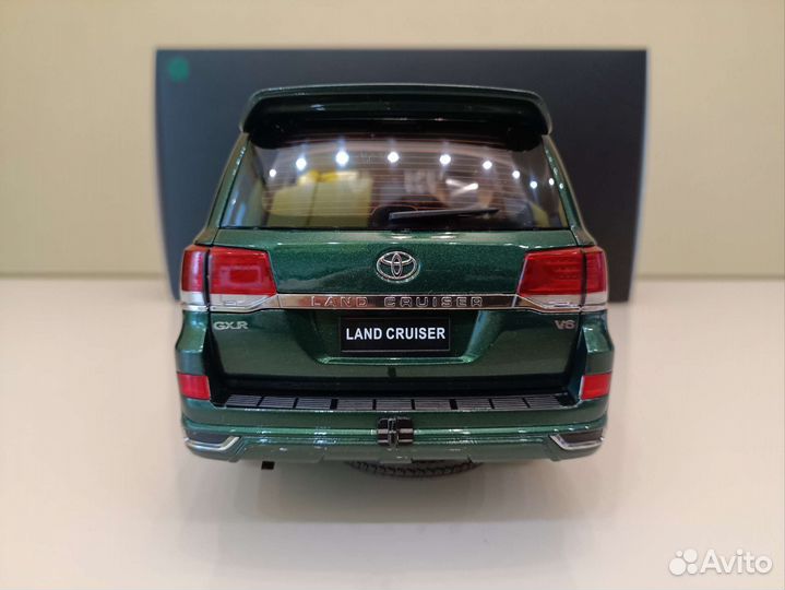 Toyota Land Cruiser 200 II(2015-2021) 1:18 Зеленый