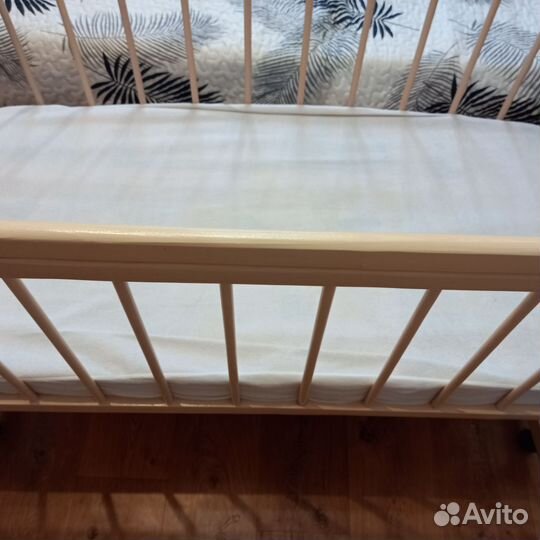 Детская кроватка с маятником