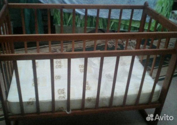 Детская кровать с маятником и матрасом