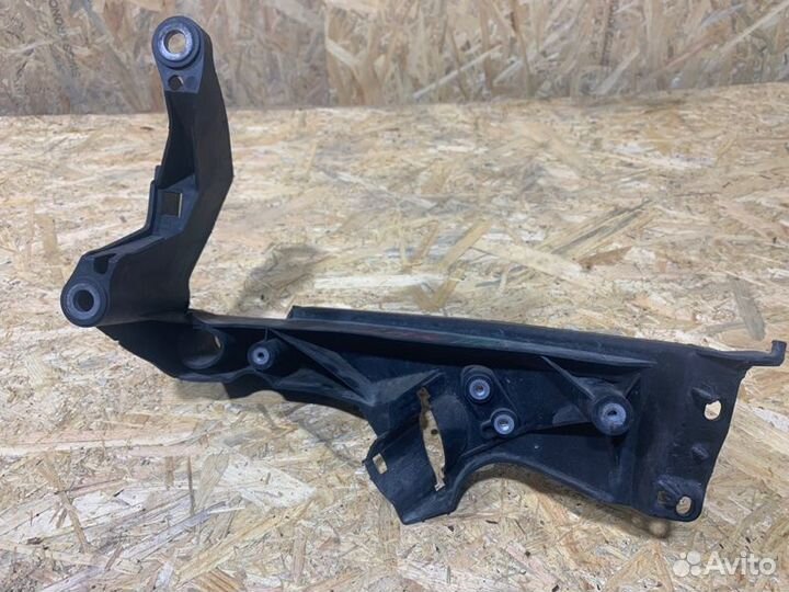 Кронштейн фары передний правый Audi A5 8Т