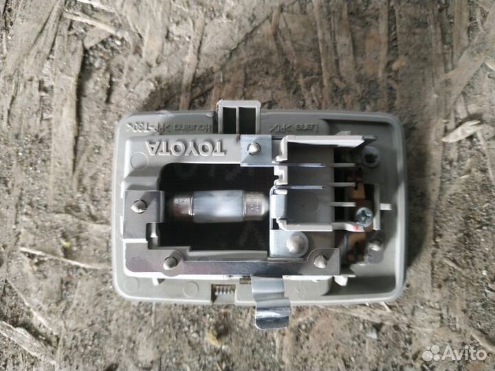 Плафон салонный передний левый Toyota Prius NHW20