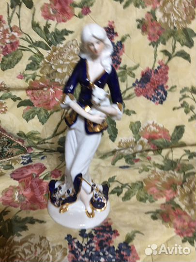 Фигура фарфоровая