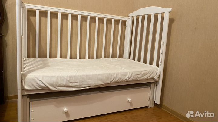 Детская кроватка с маятником