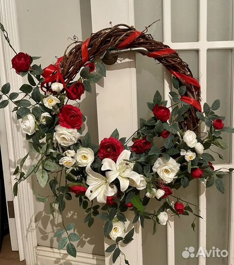 Композиция из искусственных цветов, венок на дверь