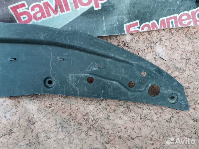 Накладка замка капота передний верхний Toyota Land