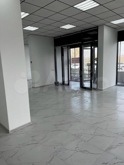 Помещение с витражами