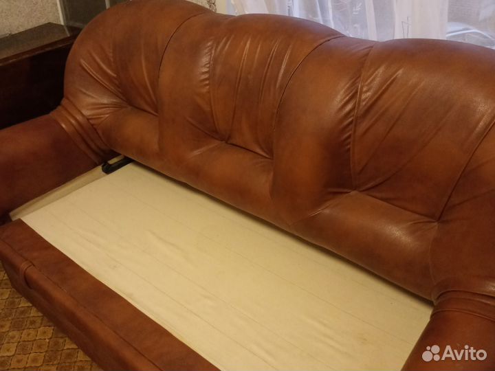 Кожаный диван