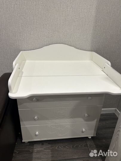 Детская кроватка и комод