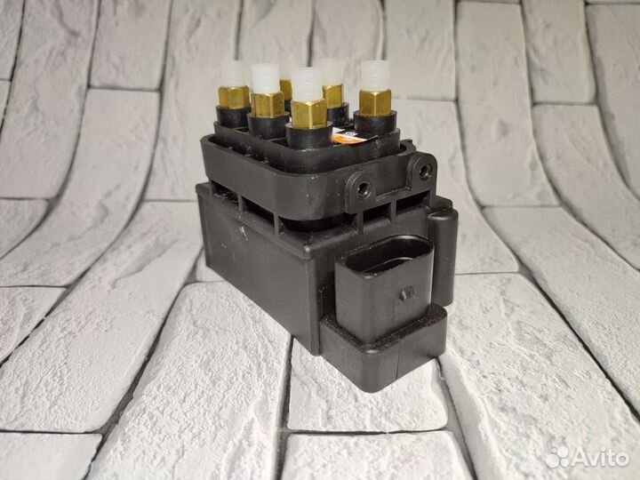 Блок клапанов пневмоподвески VAG