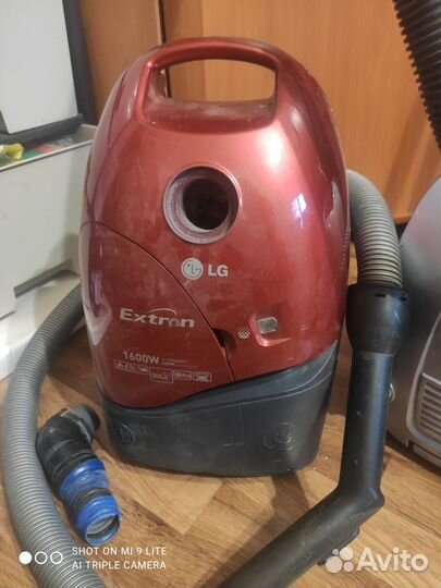 Продам телевизор бу рабочий и два пылесоса на з.ч