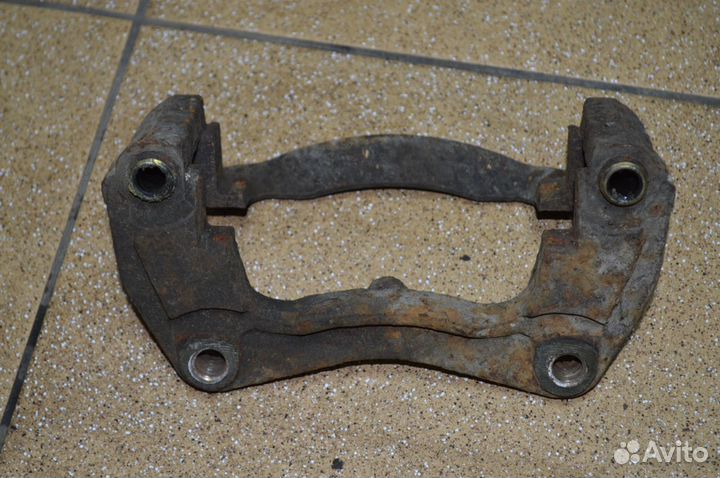 Скоба суппорта тормозного Volvo S40 I Перед Зад