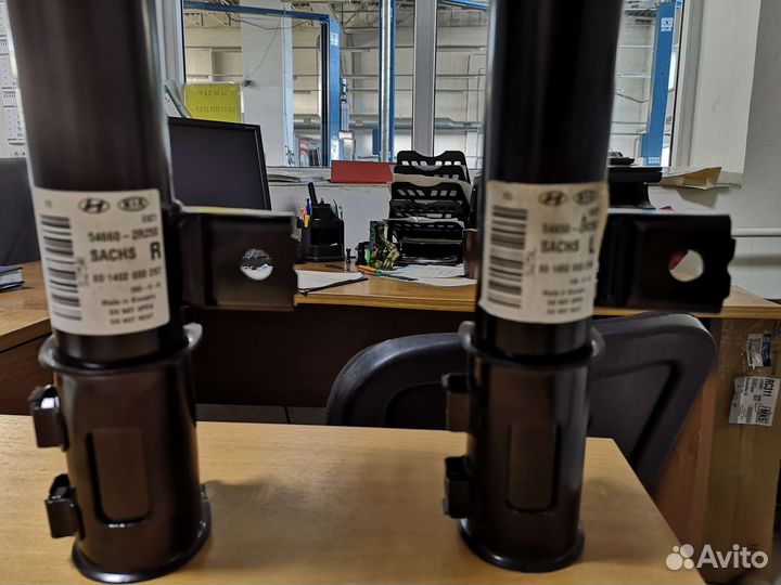 Стойка амортизатора передняя правая 54660-2R250