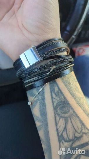 Женский черный браслет с кисточкой