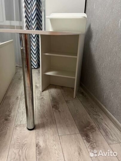 Маникюрный стол