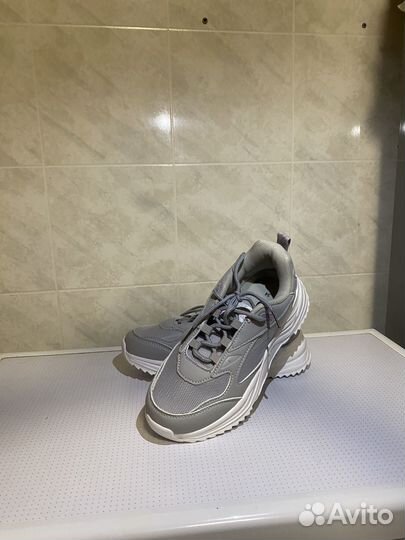 Новые детские кроссовки