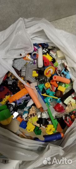 Куча детских игрушек, машинок, Лего и безделушек