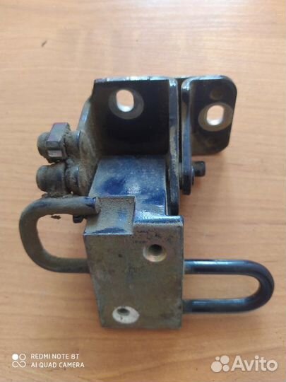 Петля двери задняя левая Volkswagen Passat B5