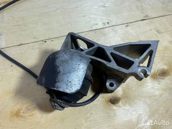 Опора двигателя задняя Volvo XC90 2002