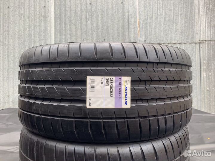 Michelin Pilot Sport 4 S 295/25 R22 и 255/30 R22 97Y