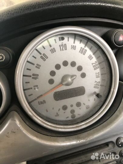 Приборная панель на mini cooper 2004г