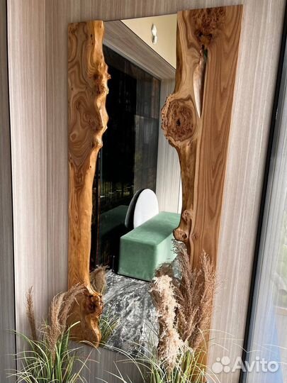 Зеркало в раме из массива дерева