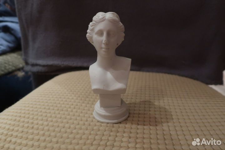 Фарфоровый бюст Женщина