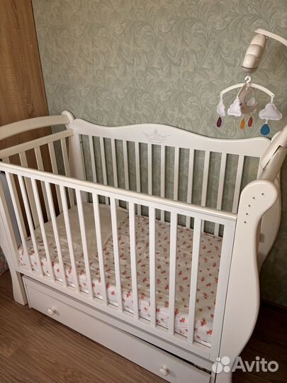 Детская кроватка с маятником и комодом