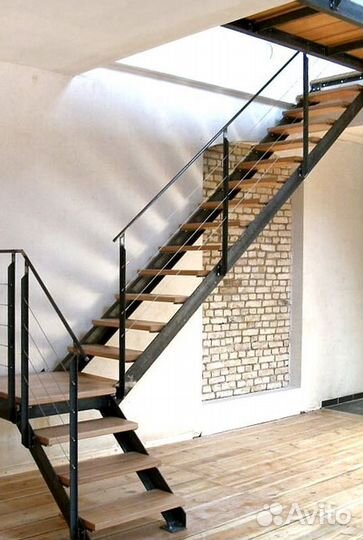 Лестница с забежными ступенями в коттедж