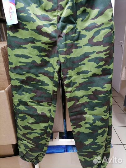 Костюм камуфляжный и футболка в подарок новый