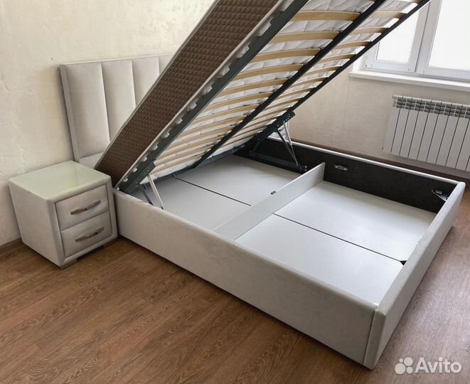 Кровать с изголовьем